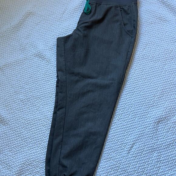 FIGS- LIKE NEW  graphite- jogger scrub pants- sz LP - Picture 2 of 4